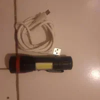 یک عدد چراغ قوه پر نور با شارژر