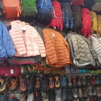 کارگر در فروشگاه‌ لوازم کوهنوردی