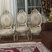 مبل چوبی  کار کرده  سه تا هست  تکی هم میدم