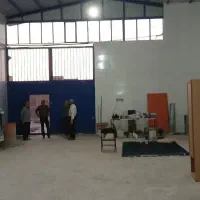 نیروی کاری آشنا با دستگاه تزریق پلاستیک