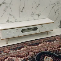 میز تلویزیون و آیینه کنسول و رویه بالش