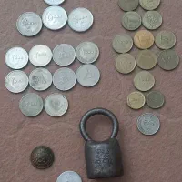 سکه و کتاب قدیمی