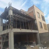 یک نفر نگهبان ساختمان در حال ساخت