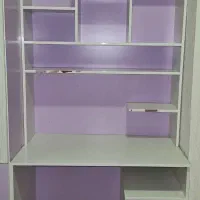 میز تحریر و کتابخانه
