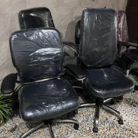 صندلی مدیریت و کامپیوتر
