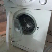 دوعدد‌ ماشین‌ لباسشوئی‌ اسنوا‌ وآبسال