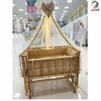 تخت کنار مادر