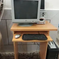 یک دستگاه کامپیوتر با تمامی تجهیزات کاملا سالم