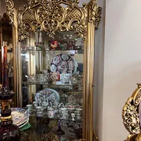 ویترین کلاسیک با طبقات شیشه و چوب راش