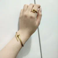دستبند میخی طلایی