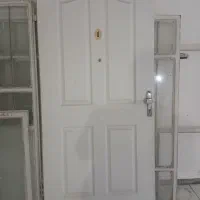 درب و چهارچوب ورودی آپارتمان و چهار پنجره فلزی