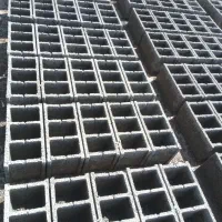 کارگر ساده در کارگاه بلوک زنی
