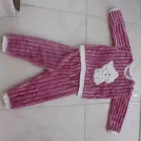 تعدادی کاپشن و لباس بچگانه|کفش و لباس بچه|اندیشه, اندیشه فاز ۱|دیوار