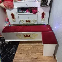 میز ارایش و تخت بزرگ سلطنتی