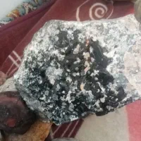 سلام دوستان نظرتون رالطف کنیدبگیدچه سنگهایی هستند|فعالیت داوطلبانه|قم, آرامستان بهشت معصومه|دیوار