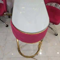 میز ناخن همراه با شیشه و صندلی اداری و جا لاکی