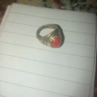 انگشتر نسبتا قدیمی با نگین مرجان اصل