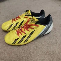 کفش فوتبال آدیداس (Adidas F5) بسیار تمیز و حرفه‌ای