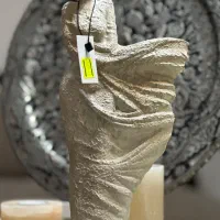 مجسمه ی دختری در باد