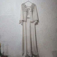 مجلسی بلند شنل دار