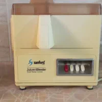 یک عدد آبمیوه گیر سالم تمیز قیمت ۴۰۰ هزار تومان