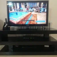 تلویزیون 37 اینچ سامسونگ کاملا سالم و میز تلویزیون