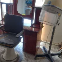 میز و صندلی آرایشگاه و سشوار ایستاده