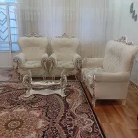 مبلمان هفت نفره  رنگ کرم  جلو مبلی دومیزعسلی