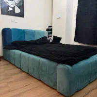 تخت خواب و میز اینه