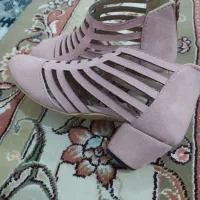 کفش و لباس بچگانه