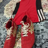 لباس وکفش کشتی در حد نو