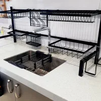 ابچک جلو پنجره ای