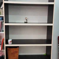 کتابخانه و قفسه کتاب و وسیله