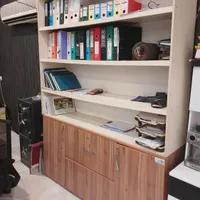 میز و کتابخانه