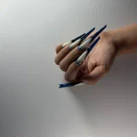 ارائه خدمات کاشت ناخن