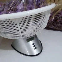 گل زعفران پاک میکنم