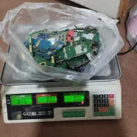 مقداری برد گوشی و خود گوشی و باطری به صورت یکجا