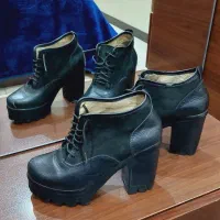 تعدادی کفش مجلسی ، نیم بوت ، صندل ، اسپرت|کیف، کفش، کمربند|شیراز, بعثت|دیوار