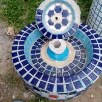 حوض دو طبقه فقط یک پایش شکسته وچند تیکه از حوض