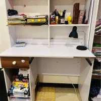 تخت و دو پاتختی و کتابخانه و میز تحریر