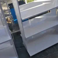 تعدادی زیادی قفسه داخلشم الیدی کارشده