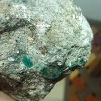 سنگ زمرد سبز رو بستر سنگ|جواهرات|شیراز, قصرالدشت|دیوار