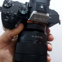 دوربین 7iii با لنز 24.70 زایس در حد