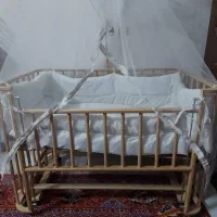 تخت کنار مادر