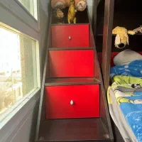 تخت دو طبقه با پله های کشویی