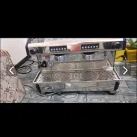 دستگاه اسیاب با یک دستکاه قهوه ساز صنعطی