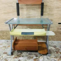 میز کامپیوتر بسیار و تمیز و کاربردی