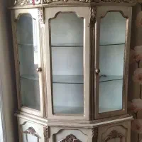 بوفه چوبی سالم و آینه و شمعدان نقره ای