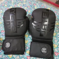 دستکش و کلاه بوکس چرم نو نو قیمت پایین میدم