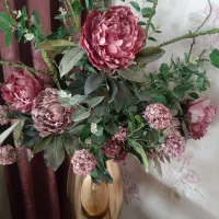 گل و میز کنار سالن زیبا